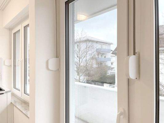 Rollläden an allen Fenstern