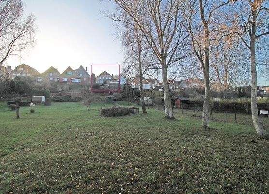 Blick vom Garten zum Haus