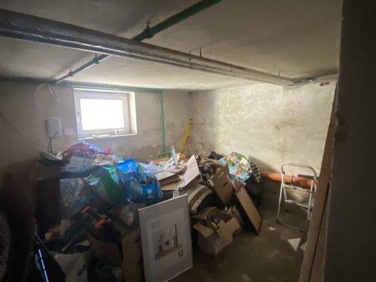 unberäumter Kellerraum