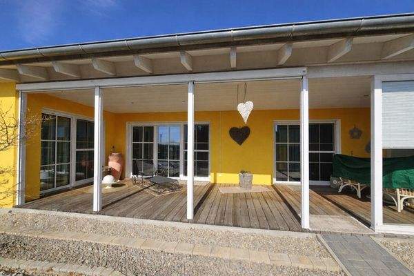 Die sonnige, überdachte Süd-/Westterrasse