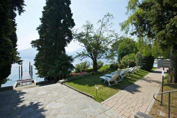 Schöner Garten in direkter Seelage