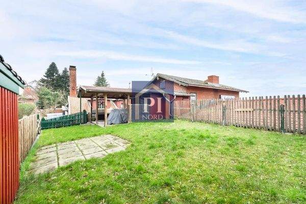 Sonniger Dachgarten über dem Dach