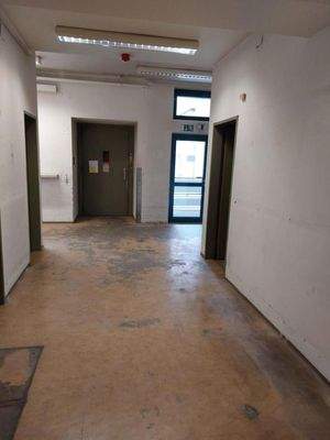 Raum E.08 mit Blick Richtung Lift und Hintereingan