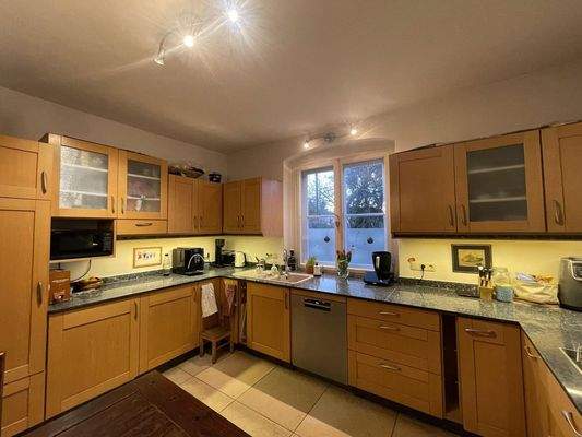 Einbauküche Holz mit Granit