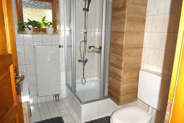 Bad mit Dusche und Fenster Wo1