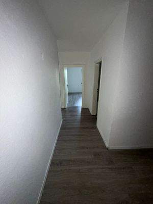 Langer Flur mit Holzboden