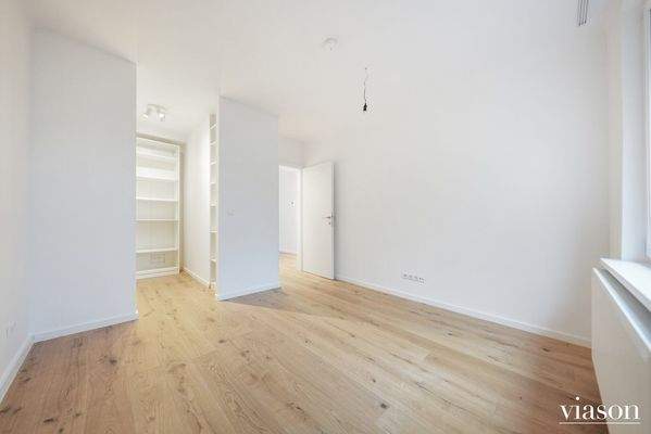 Zimmer mit Schrankraum