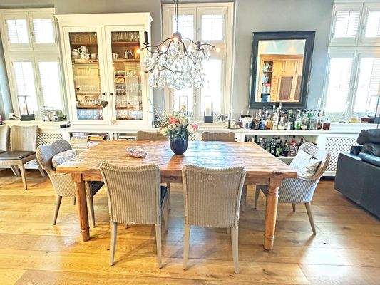 Essbereich mit Designerdeckenleuchte und hochwertigen Schreiner-Einbauten