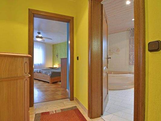 ... zum nächsten Wohnbereich mit Schlafzimmer und großem Bad.