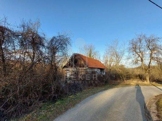 Eine asphaltierte Straße führt zum Grundstück