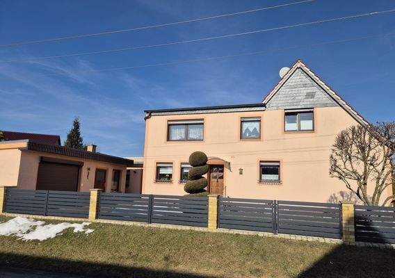 Hausansicht mit Garage