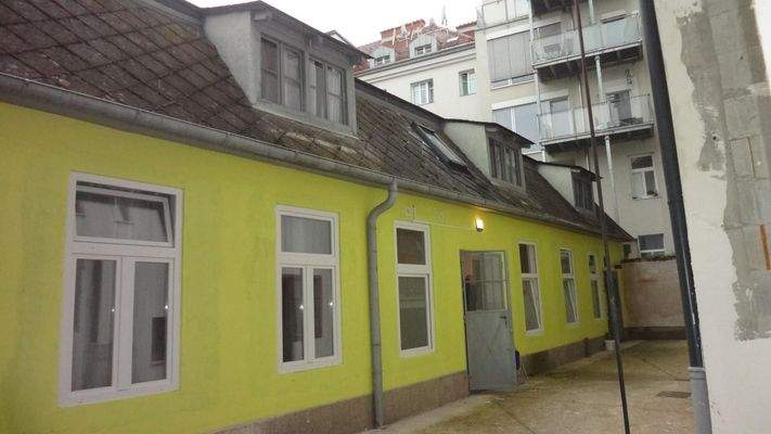 Nebengebäude im Innenhof mit Wohnungen