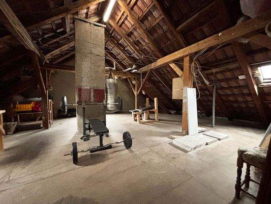 Der Trockenboden bietet großzügige Fläche für das Aufhängen von Wäsche und mehr