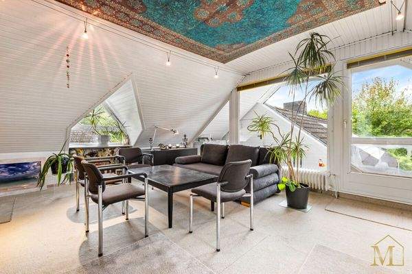 Kinderzimmer mit Zugang zur Loggia