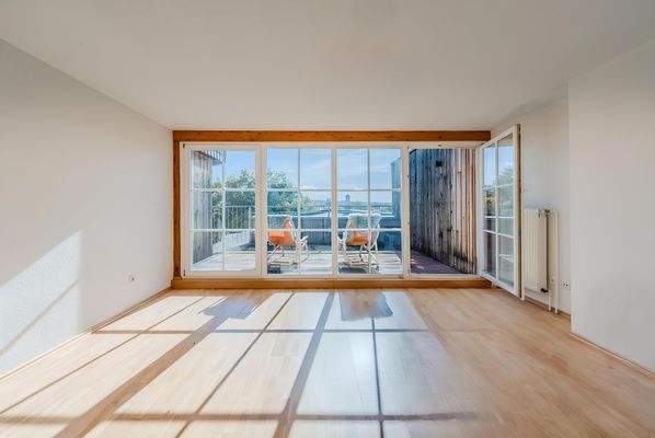 Wohnzimmer mit anliegender Dachterrasse