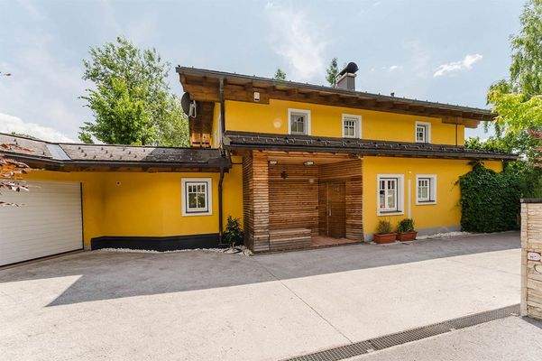 Die Einfahrt zum Einfamilienhaus mit 2 Doppelgaragen