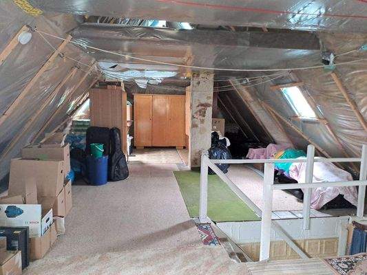 Dachgeschoss straßenseitig