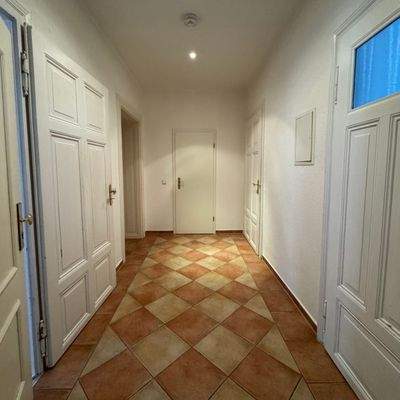 Heller Flur mit Türen