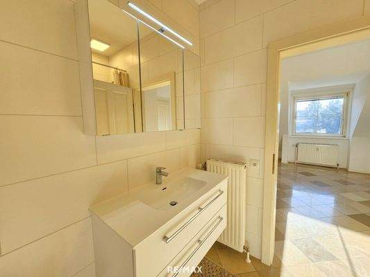 Neu ausgestattetes Bad