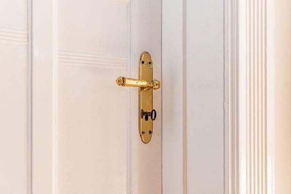 Historische Türen mit Originalbeschlägen