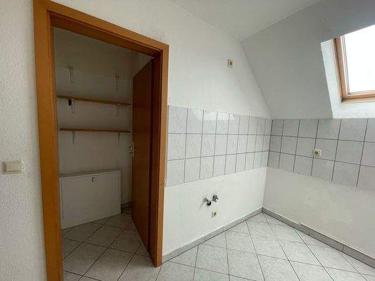 Küche mit Abstellraum