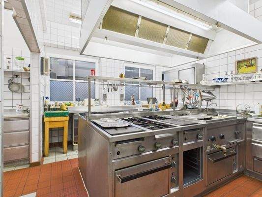 Voll ausgestattete Gastroküche