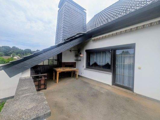 großzügige Terrasse am Wohnhaus mit überdachtem Bereich