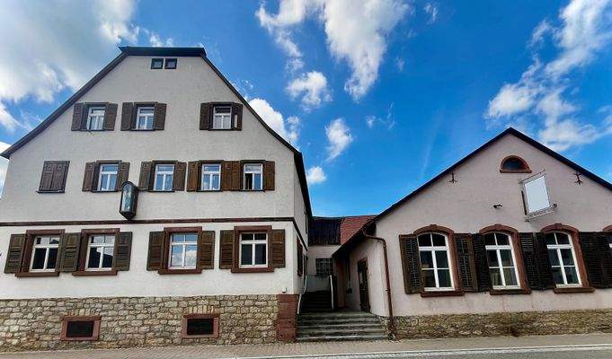 Haupthaus mit Nebengebäude