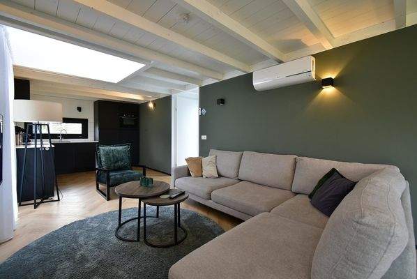 ferienhaus-kaufen-lakeside-resort-brielle-zwartewaal-wohnzimmer-kueche-klimaanlage-2026