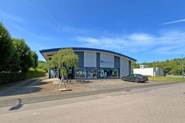 Parkplätze vor dem Haupteingang