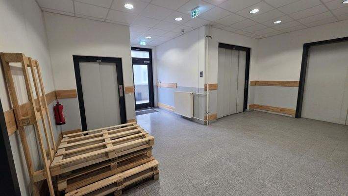 Flur Personen und Lastenaufzug