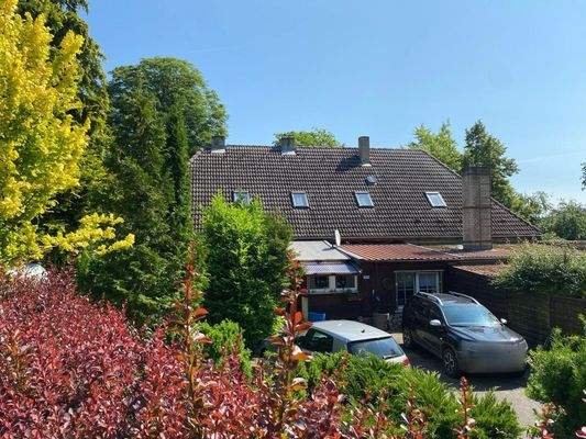 Rückansicht mit Parkplatzen