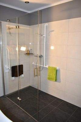 Dusche mit verschiebbarer Glaswand