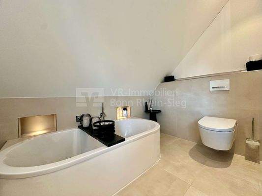 Badezimmer mit Blick auf die Badewanne