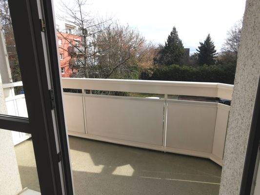 Balkon mit Blick ins Grüne.jpg