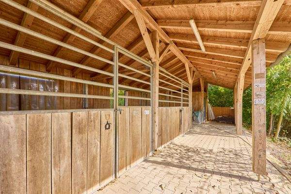 08 Offenstall für 4 Pferde.jpg