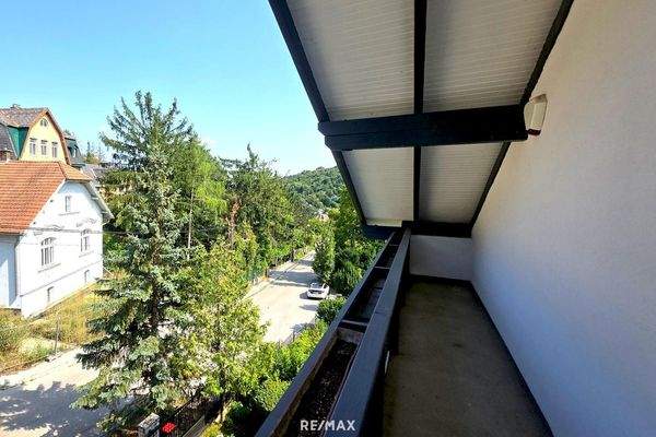 24 Balkon zur Straße