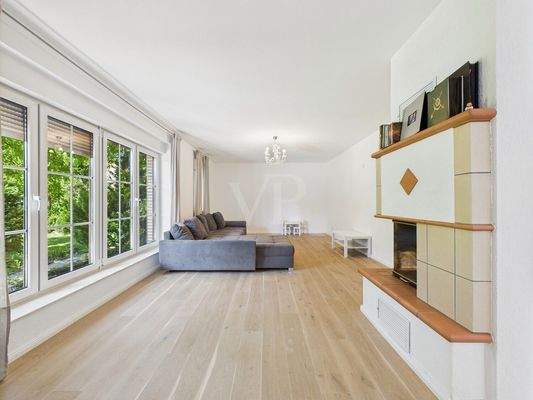 Blick in das Wohnzimmer mit Kamin