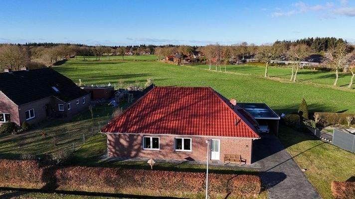 Blick zum Haus, eingebettet in grüner Landschaft (