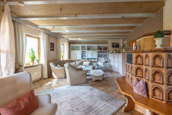 Wohnzimmer mit Kachelofen