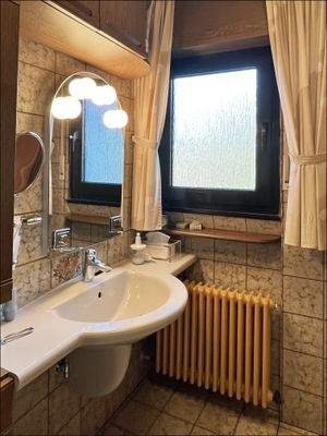 Gepflegtes Tageslichtbad im Zeitgeist der 70er-Jahre