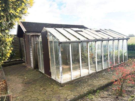 Gewächshaus und Geräteschuppen