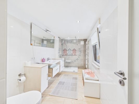 Badezimmer mit Bodenerdiger Dusche