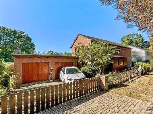 Straßenansicht und Garage