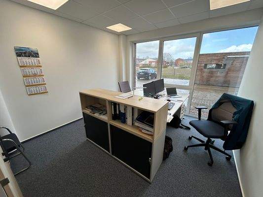 Büro mit Fenstern und Schreibtisch