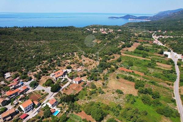 Eingebettet in malerische Hügellandschaft