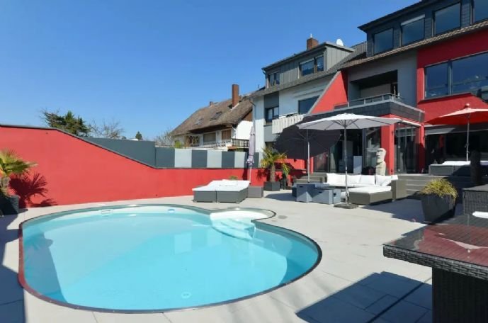 Schickes Mehrgenerationen- (3 Familien) Haus in Dietzenbach mit Pool in guter ruhiger Lage