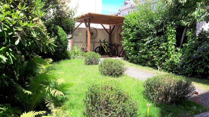 Garten mit Fahrradstellplatz