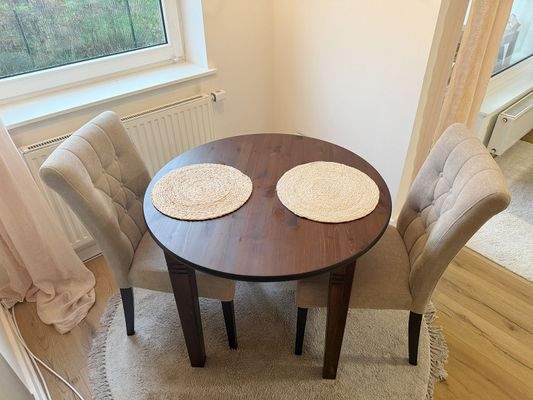 ... mit einem Essbereich ...