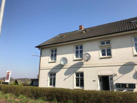 Haus mit Satellitenschüsseln